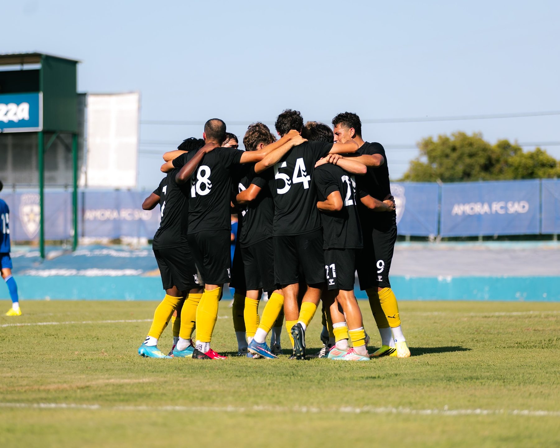 Jogadores do Sintrense a celebrar um golo