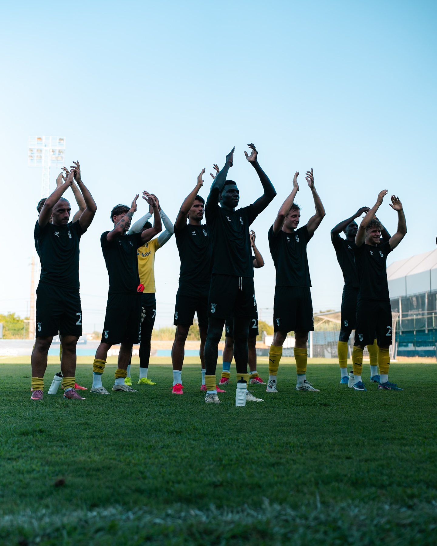 Jogadores do Sintrense a aplaudir a bancada